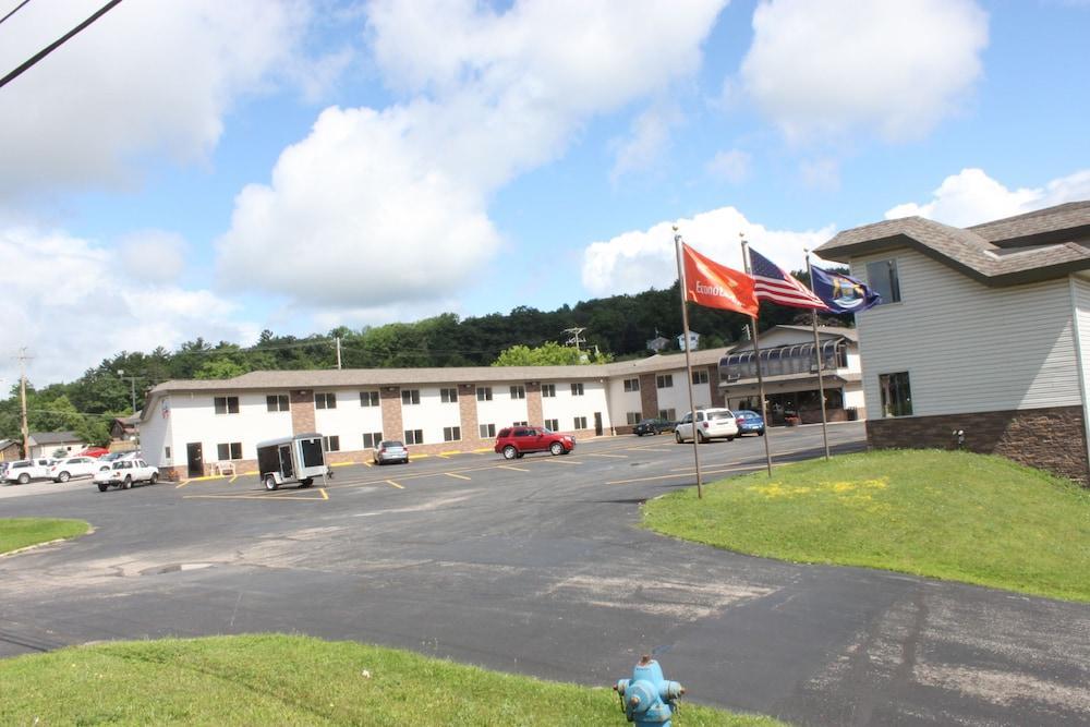 Baymont By Wyndham Iron Mountain Hotel Exterior foto