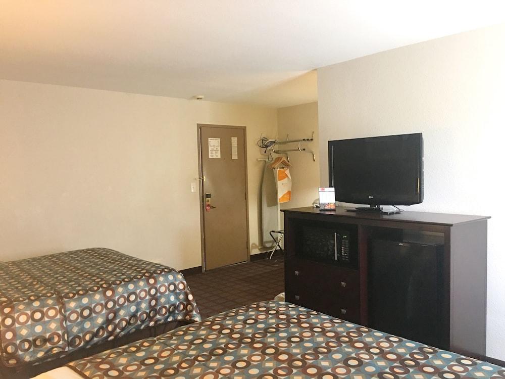 Baymont By Wyndham Iron Mountain Hotel Exterior foto