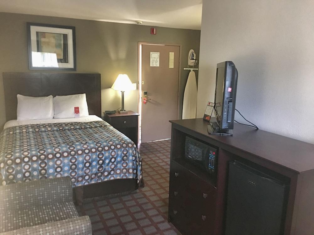 Baymont By Wyndham Iron Mountain Hotel Exterior foto