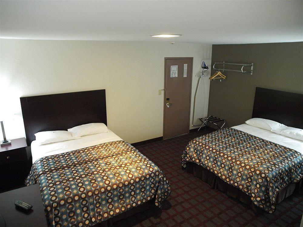 Baymont By Wyndham Iron Mountain Hotel Exterior foto