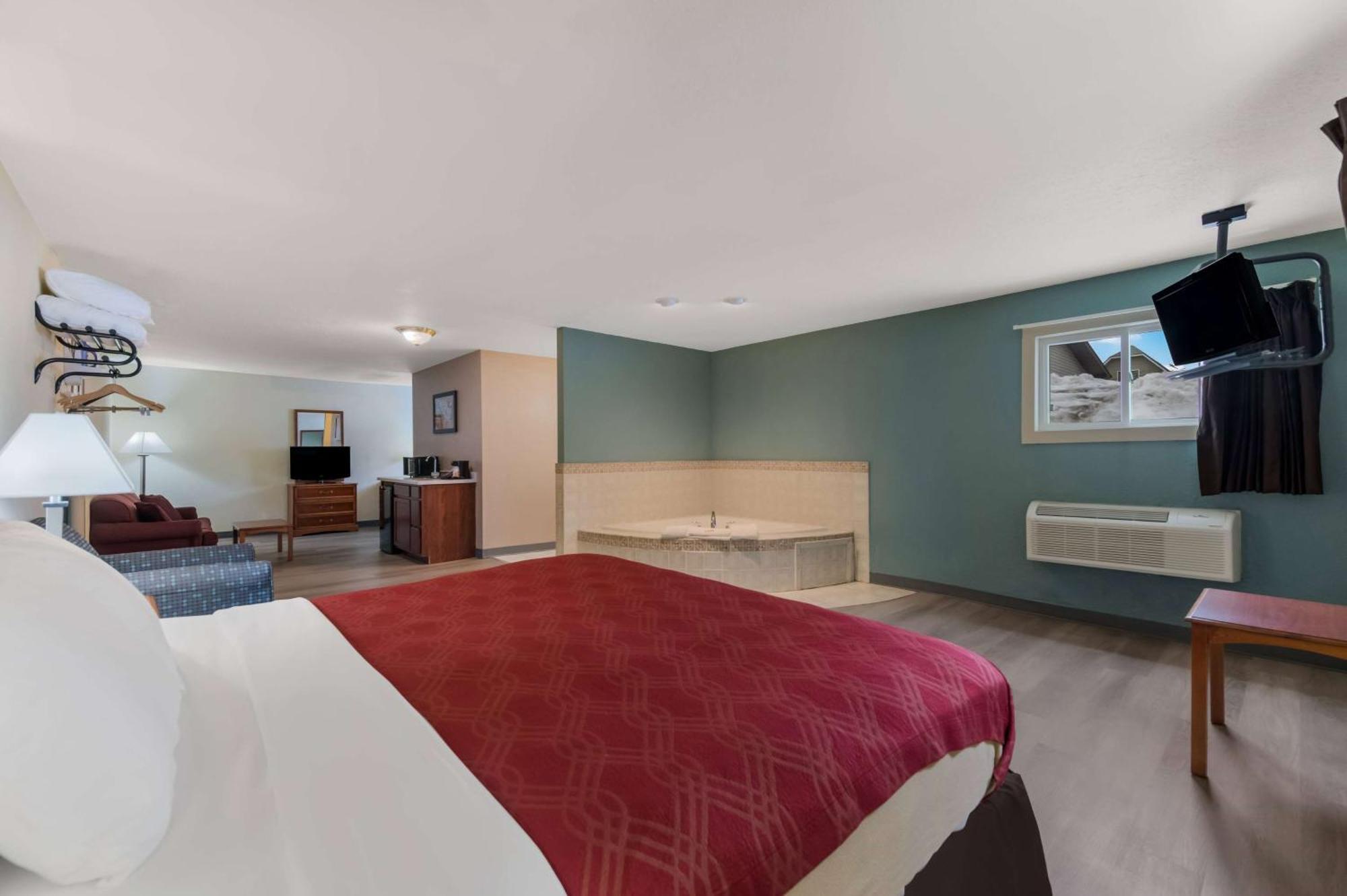 Baymont By Wyndham Iron Mountain Hotel Exterior foto