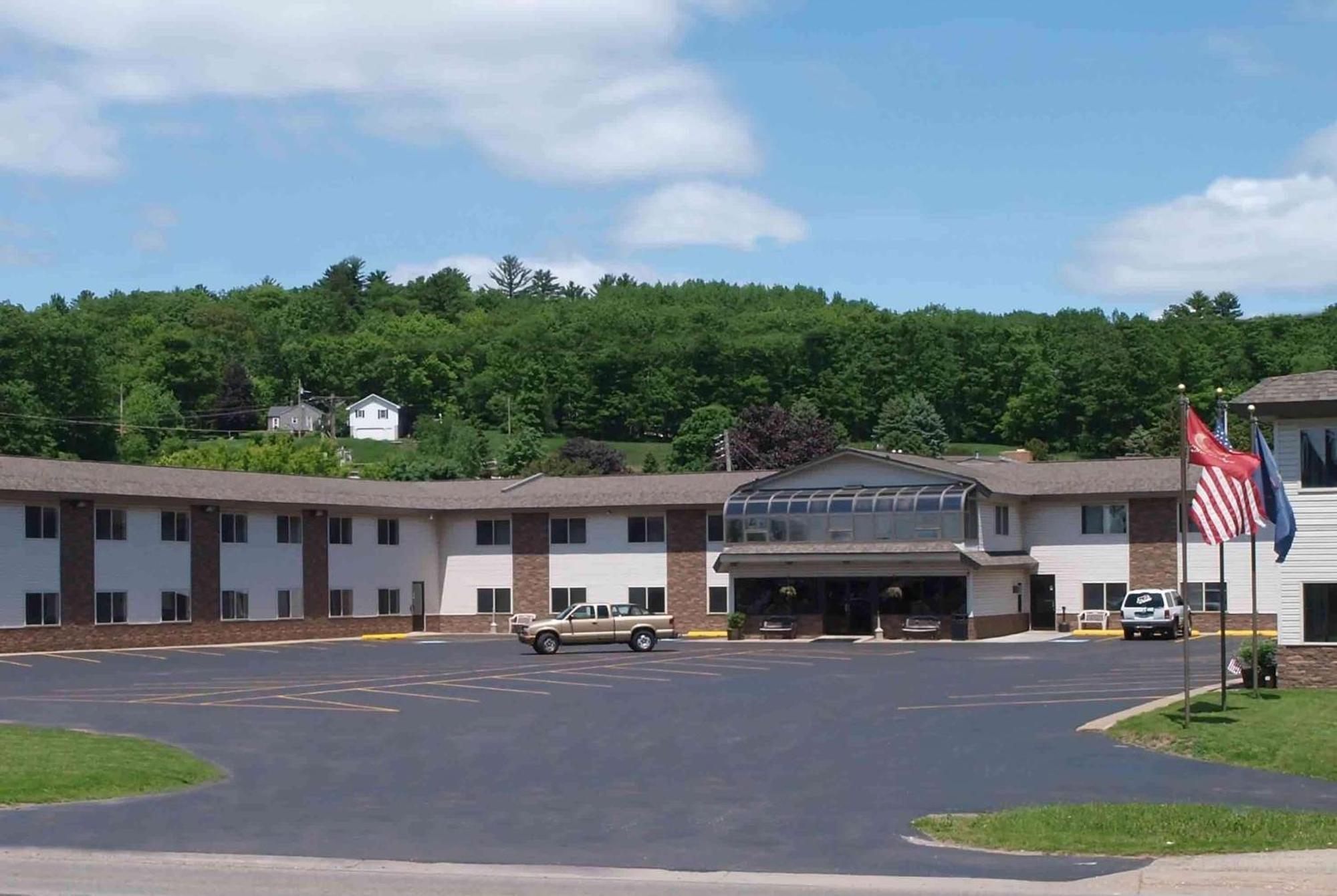 Baymont By Wyndham Iron Mountain Hotel Exterior foto